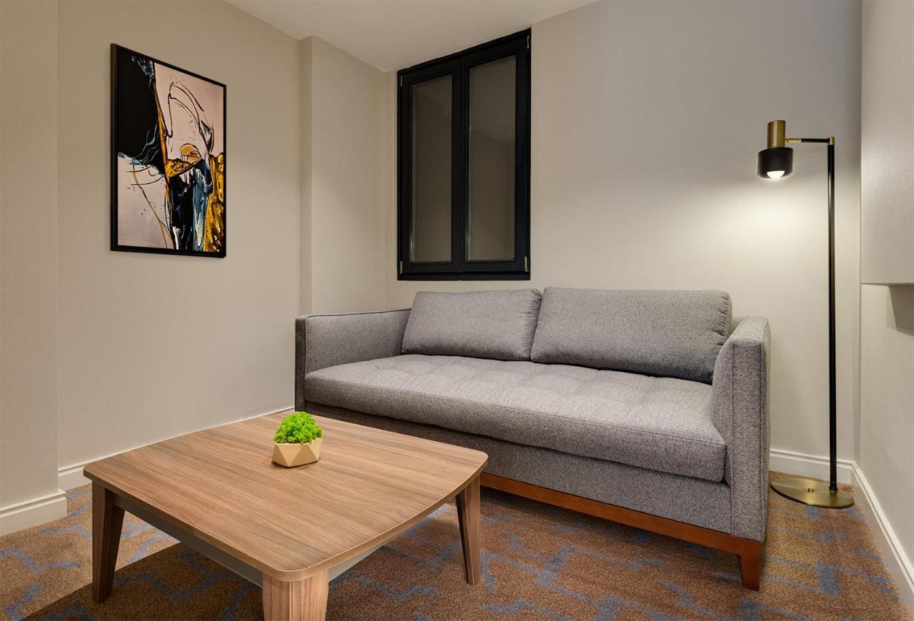 Gleam Collection Hotel Istambul Exterior foto A living room with a sofa